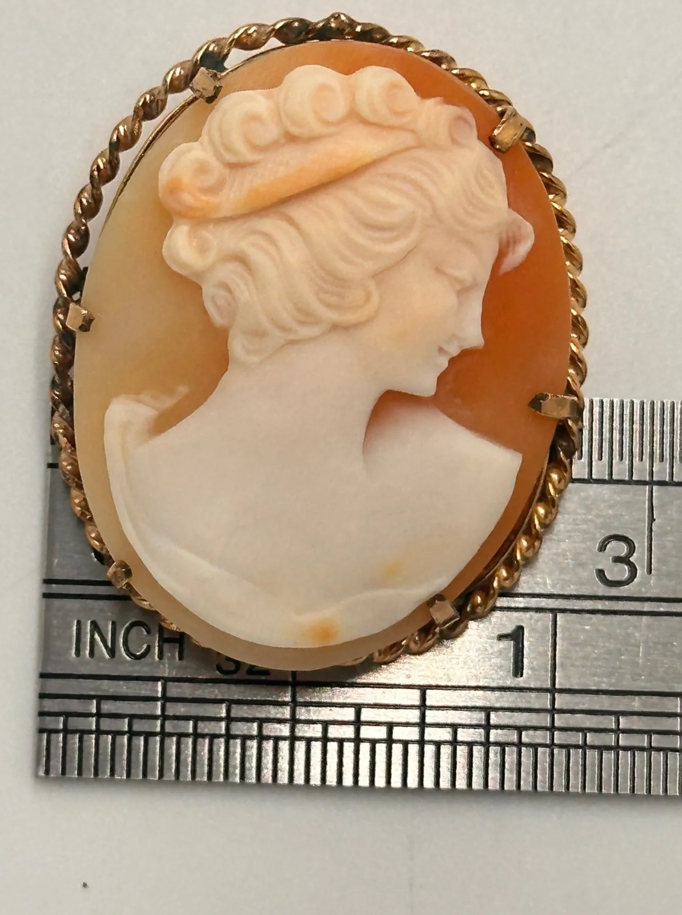 Exquisite Vintage Gold Cameo Brooch - Timeless Elegance