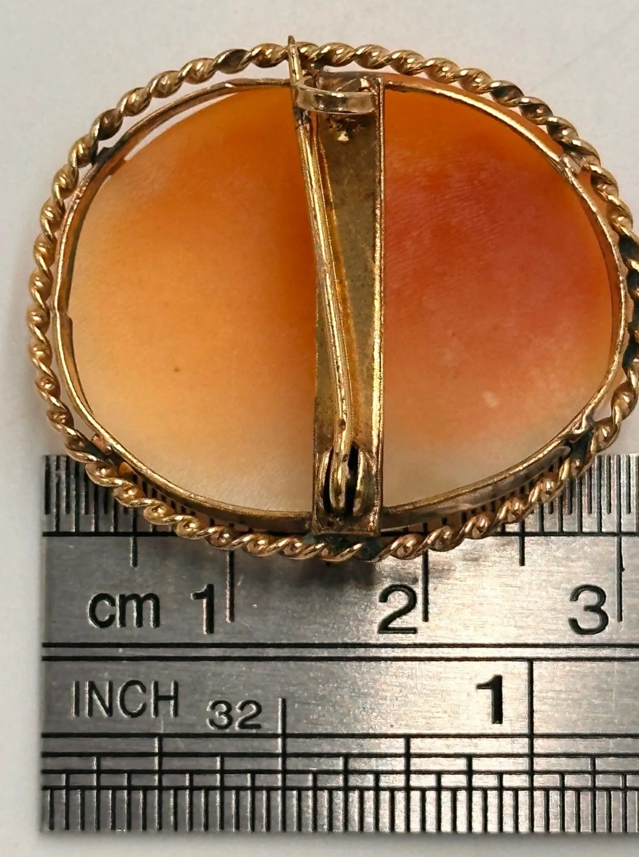 Exquisite Vintage Gold Cameo Brooch - Timeless Elegance