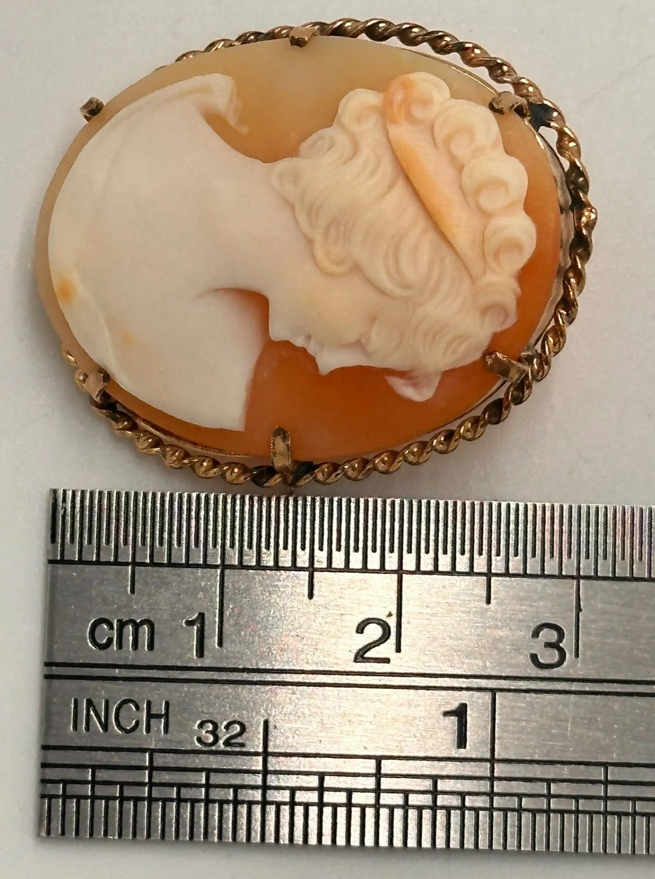 Exquisite Vintage Gold Cameo Brooch - Timeless Elegance