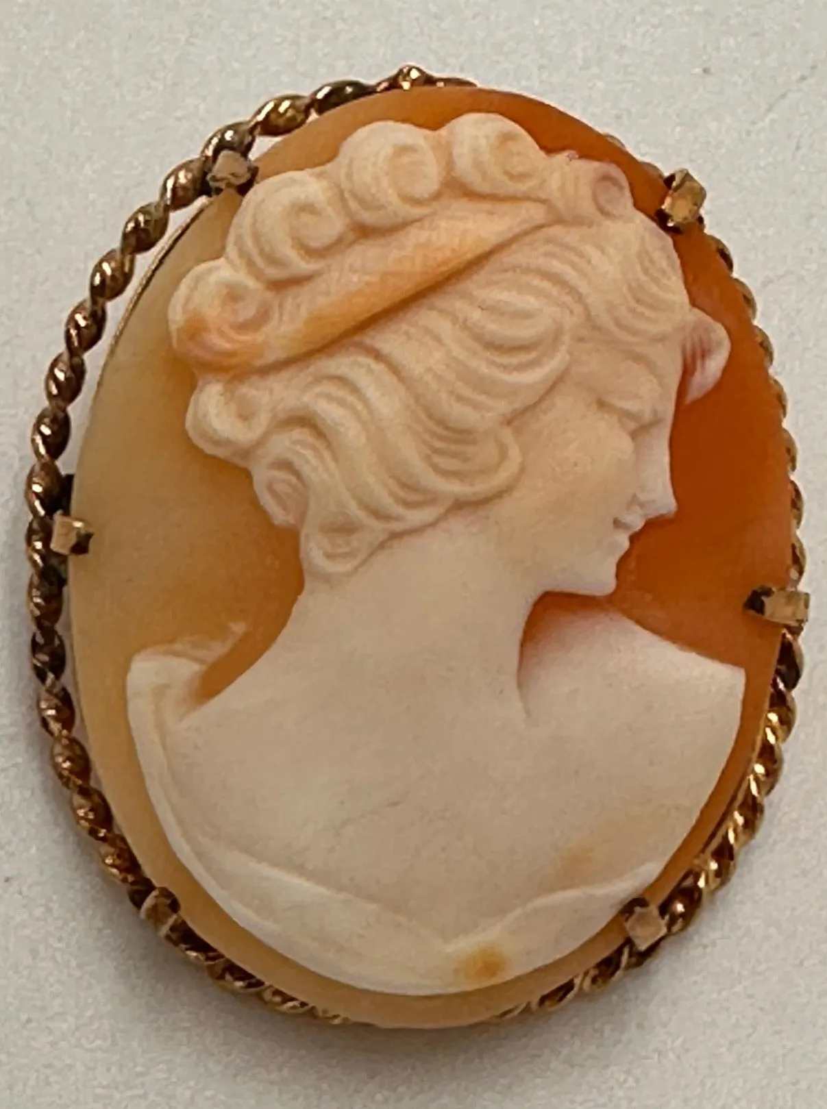 Exquisite Vintage Gold Cameo Brooch - Timeless Elegance